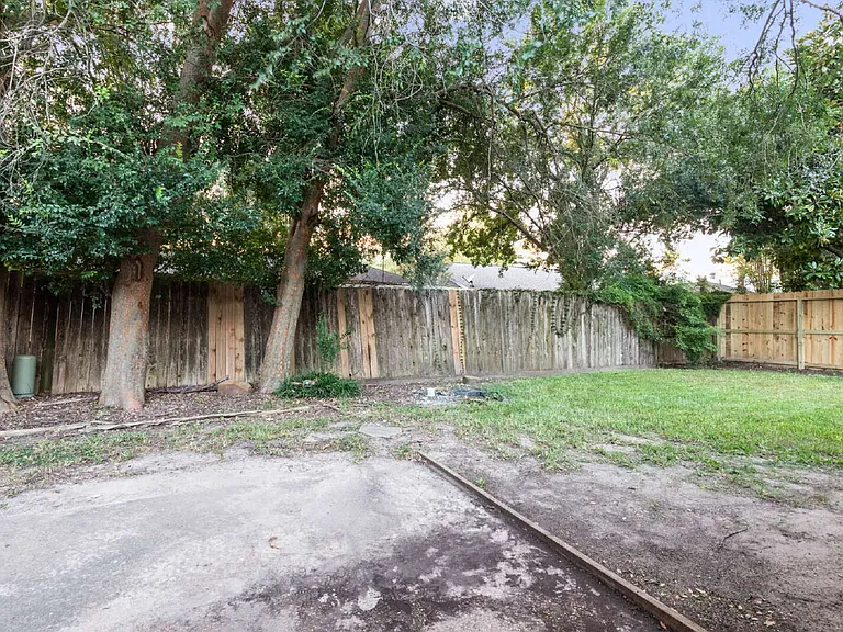 2411 Cypressvine Dr — Photo 2