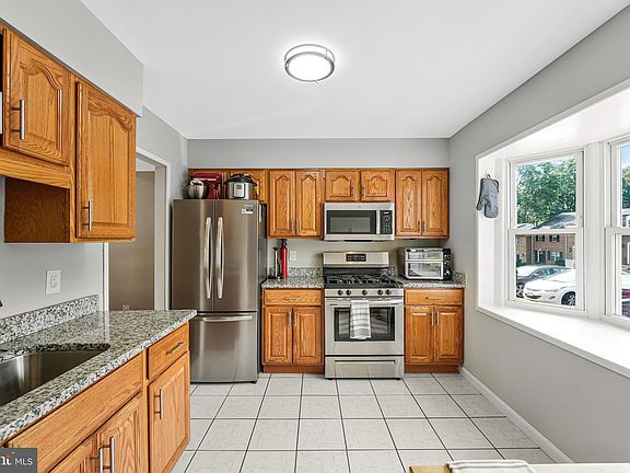 3rd image of 9859 Lakepointe Dr
