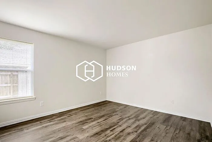 2402 Smith Dr — Photo 9