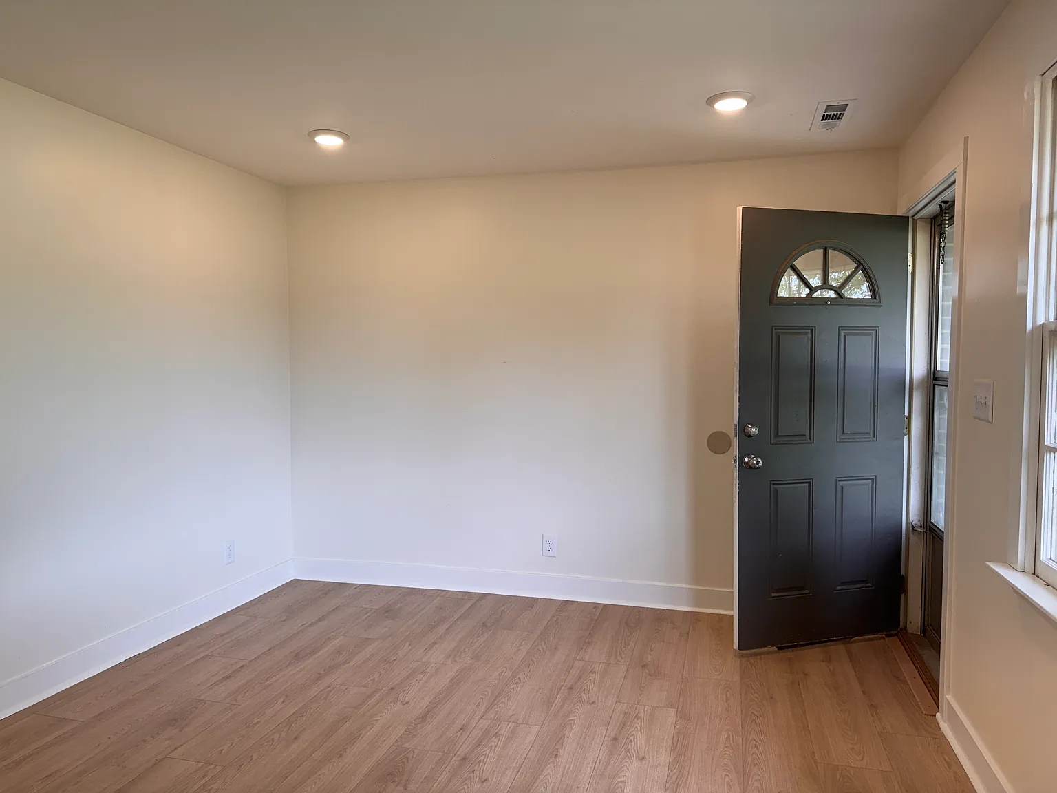 2 bed, 750 sqft, $1,600 — Photo 3