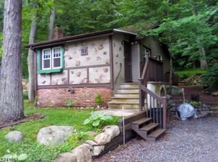 31 Old Woodland Trl, Oak Ridge, NJ 07438