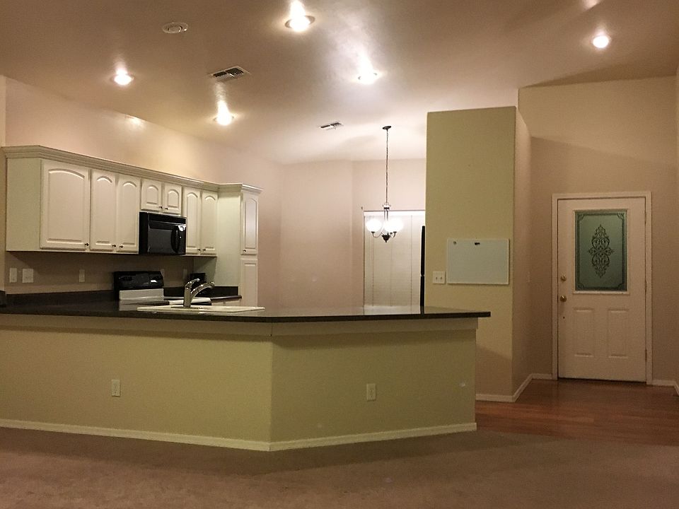 Living room/kitchen area