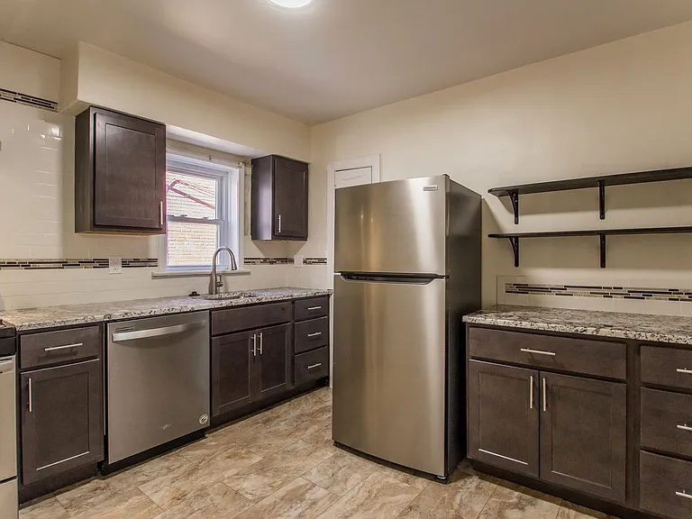 (204) 7339 Dartmouth Ave — Photo 1