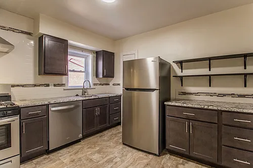 (204) 7339 Dartmouth Ave Photo 1