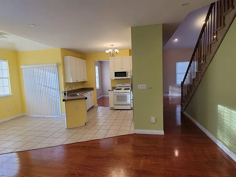1081 Matthew St — Photo 11
