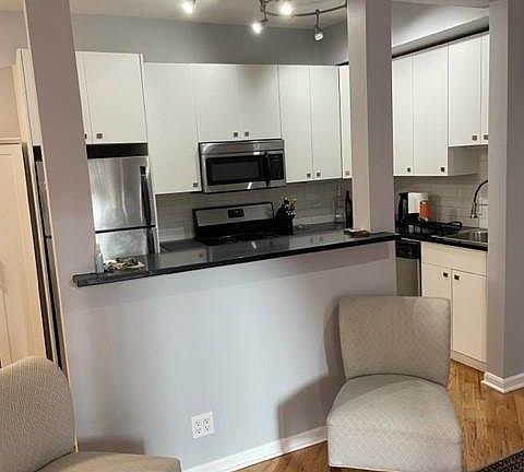 4th image of 1920 W Dickens Ave #1C