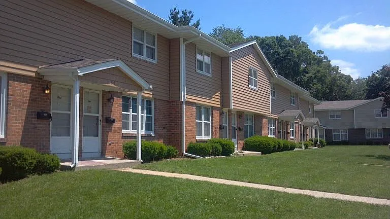 Shorewood Townhouse Apartments — Photo 2