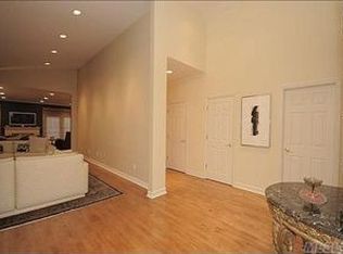 487 Links Dr S, Roslyn, NY 11576