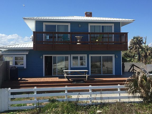 House facing the beach
