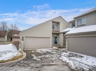 641 Ashley Cir, Rochester, MI 48307