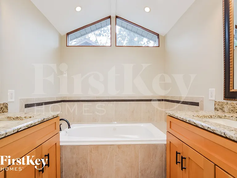 520 Whispering Oak Ln — Photo 10