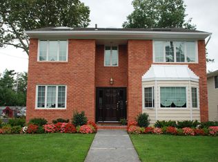 2 Hunt Dr, Hewlett, NY 11557