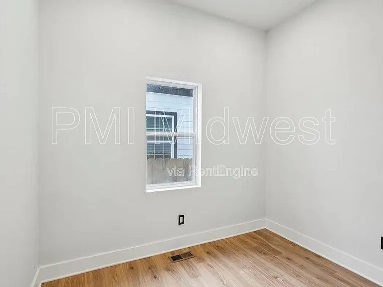 941 King Ave — Photo 13