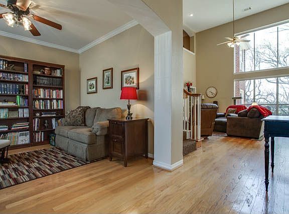 3rd image of 1029 Hosington Dr