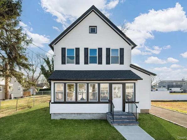3 Williams Ave, Amityville, NY 11701