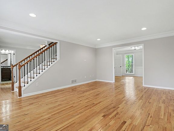 5th image of 205 Marsh Glen Point