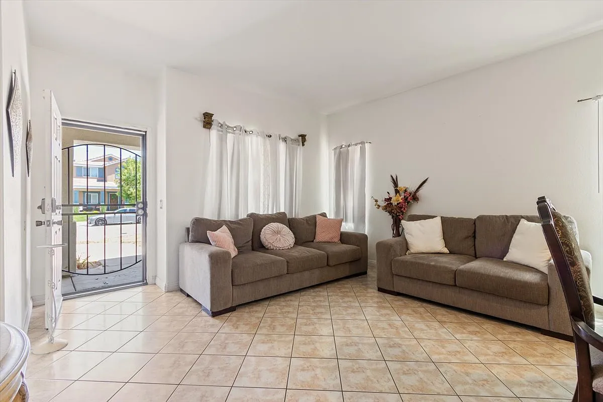 4 bed, 2100 sqft, $2,700 — Photo 3