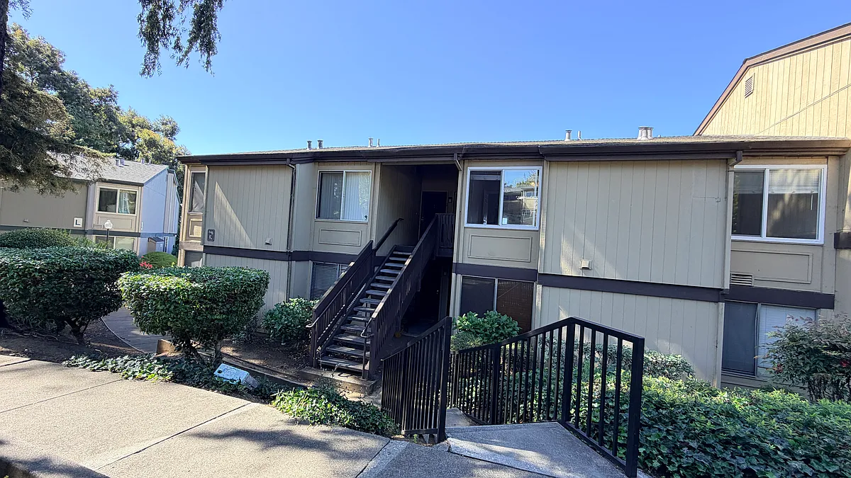Photo 1 of 17 - 355 Parkview Ter #K4 - Vallejo, CA Primary Photo - 355 Parkview Ter #K4