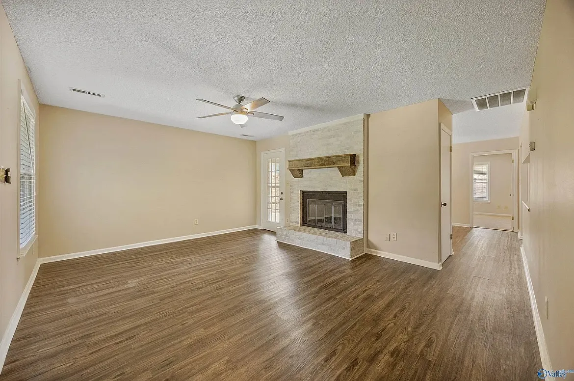 335 Chateau Dr — Photo 4
