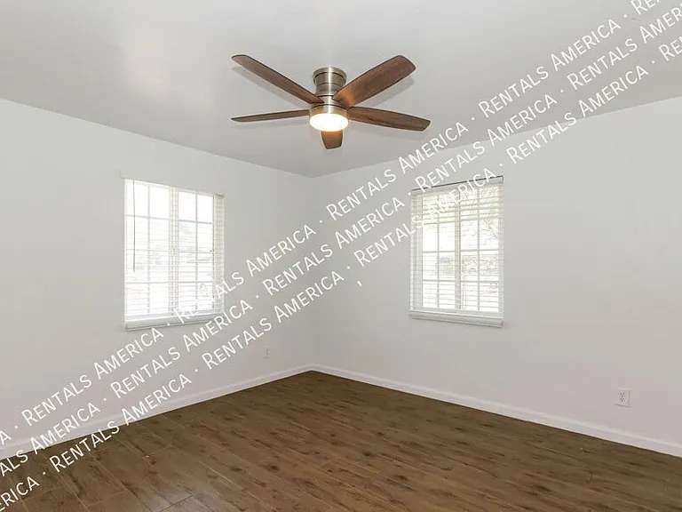 525 E Linden St — Photo 11