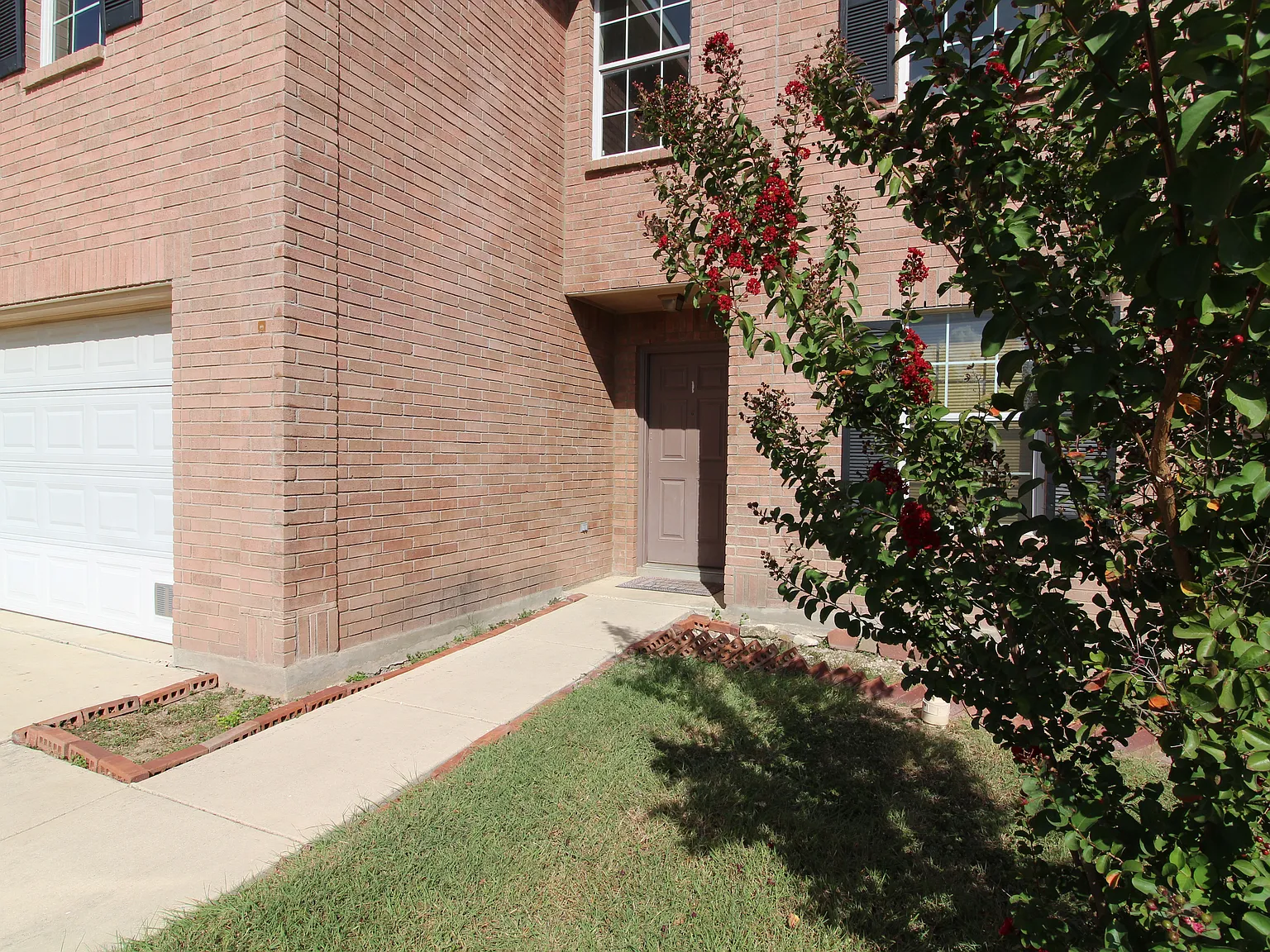 5 bed, 2.5 bath, 3030 sqft, $2,300 — Photo 2
