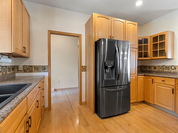 3rd image of 8 Hampton Ct