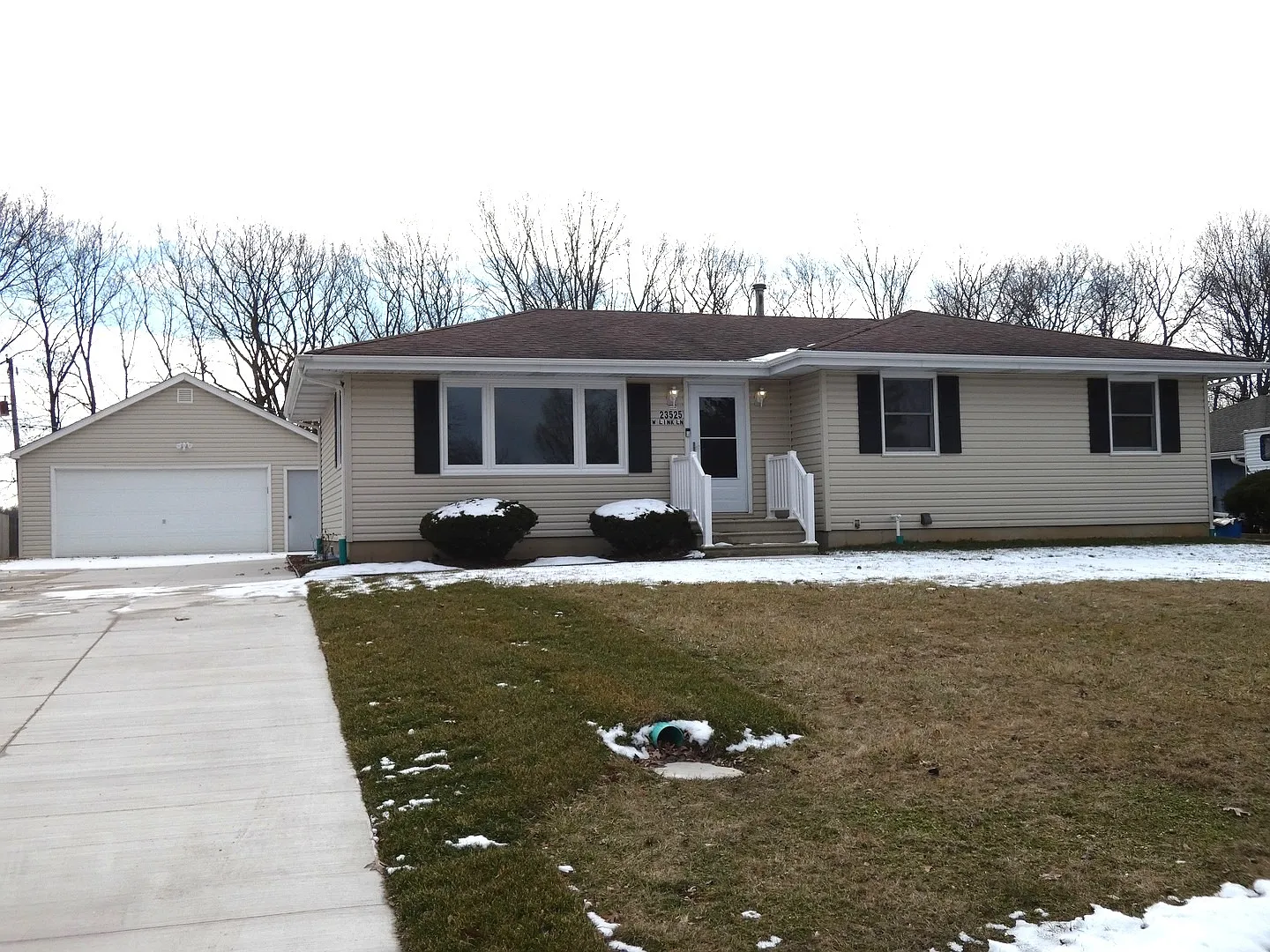 23525 W Link Ln photo 1