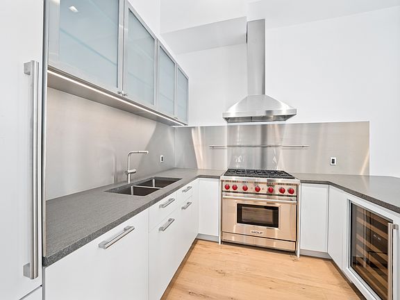 3rd image of 131 Duane St APT 2W