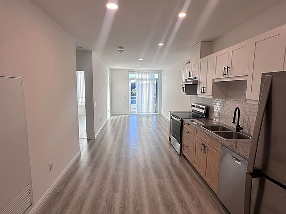 4th image of 191 Elmira Rd S #Penthouse 10