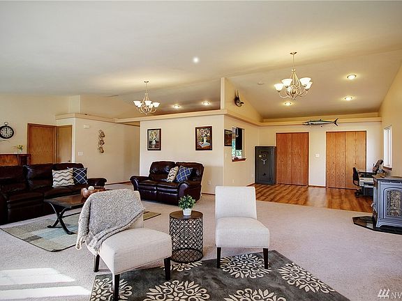 4th image of 1915 Vaughn Ct