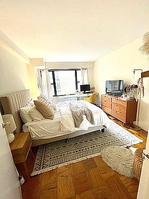 4th image of 279 E 44th St APT 8K