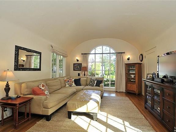 4th image of 35 Broadmoor Ave