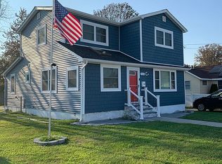 765 Knoll St, Lindenhurst, NY 11757