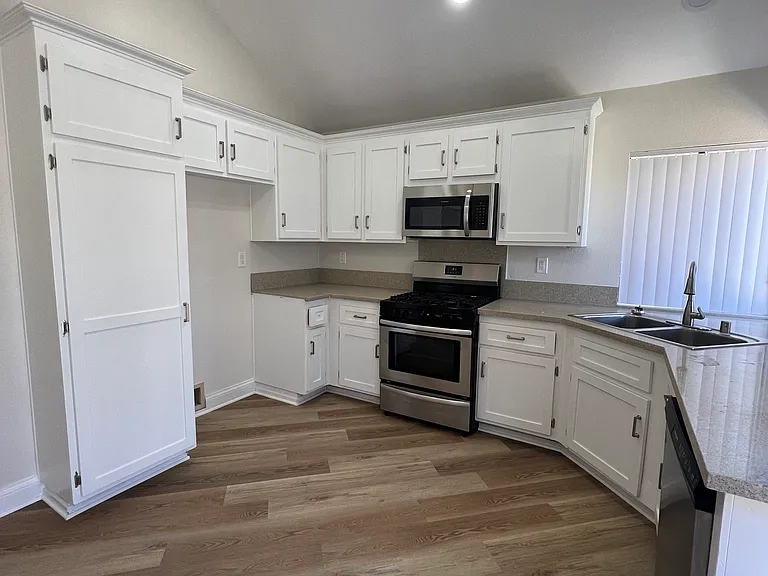 737 Ashbrook Dr — Photo 3