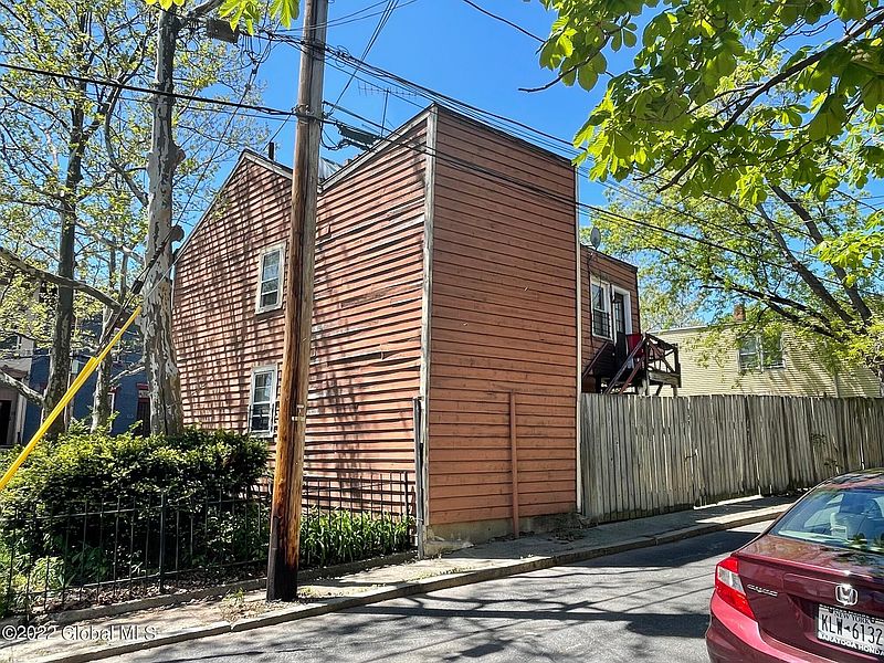 4th image of 33 Myrtle Avenue