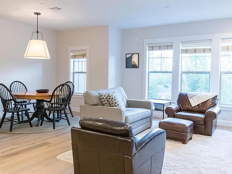 2705 Crossing Dr #2 — Photo 3