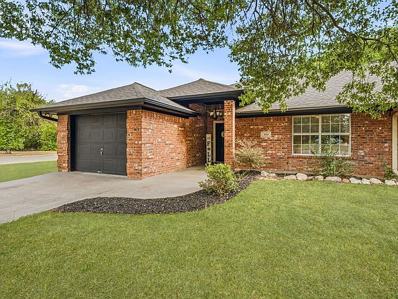 2nd image of 300 Wedgewood Dr