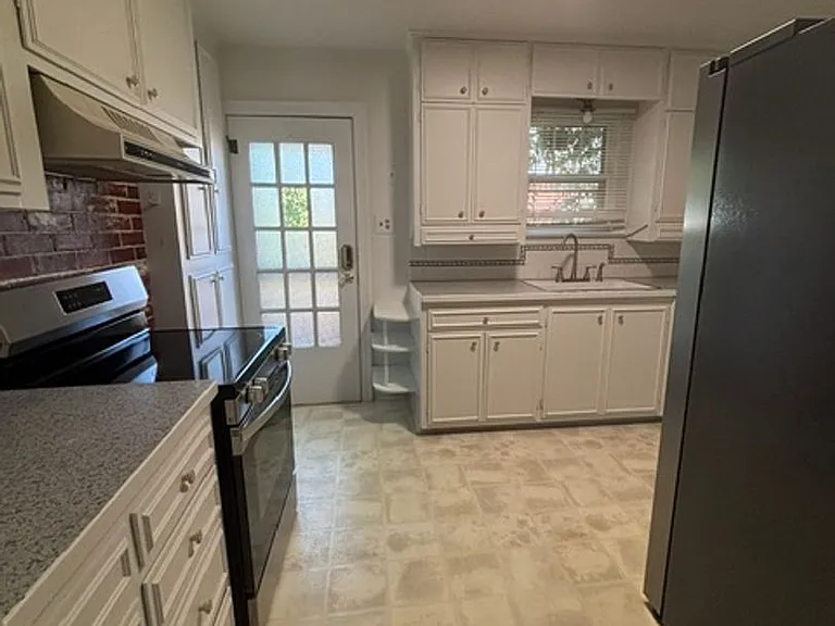 PM 242 - 1804 E 19th St — Photo 14