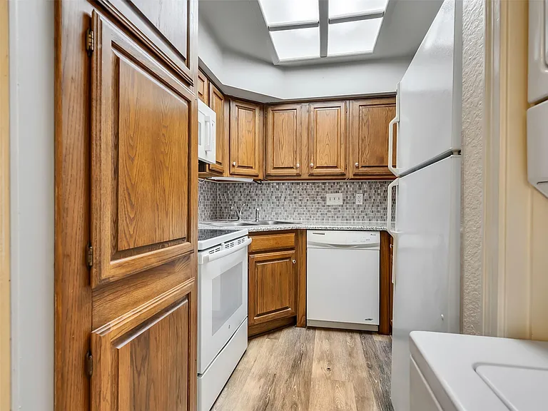 921 Marine Dr #200 — Photo 28