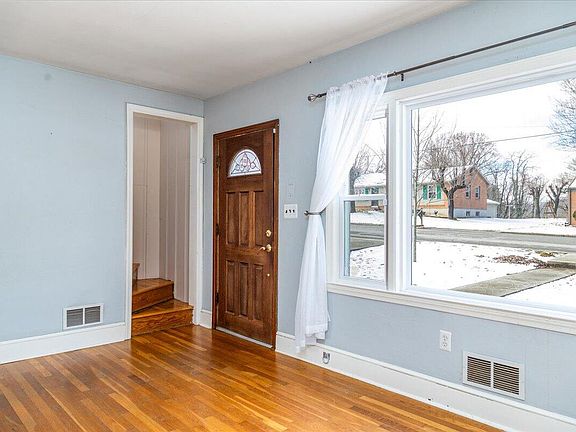 3rd image of 566 Parkdale Dr
