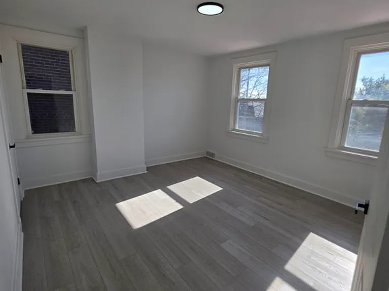 1910 Crosby Ave — Photo 6