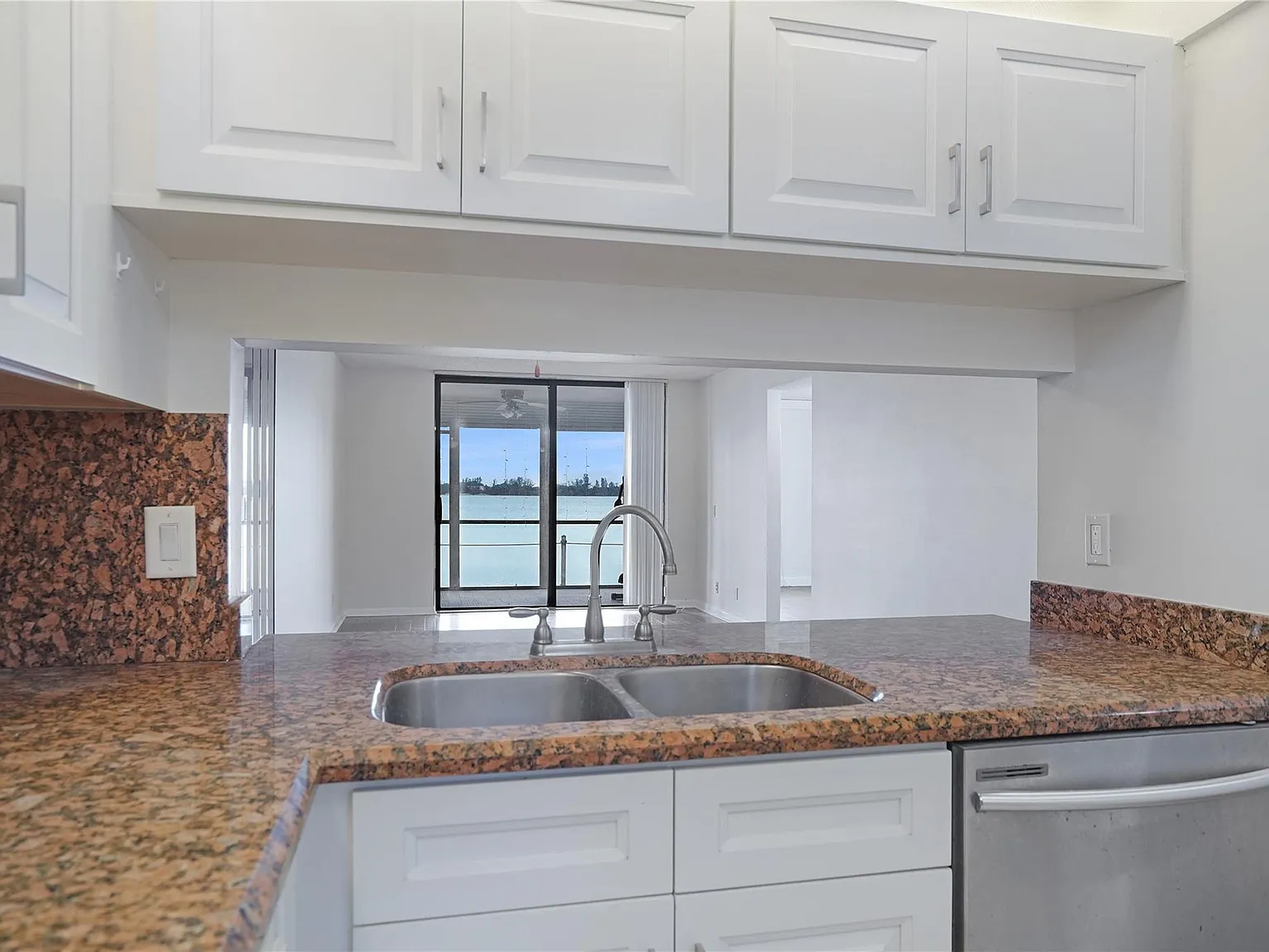 2 bed, 2.0 bath, 920 sqft, $1,900 — Photo 4
