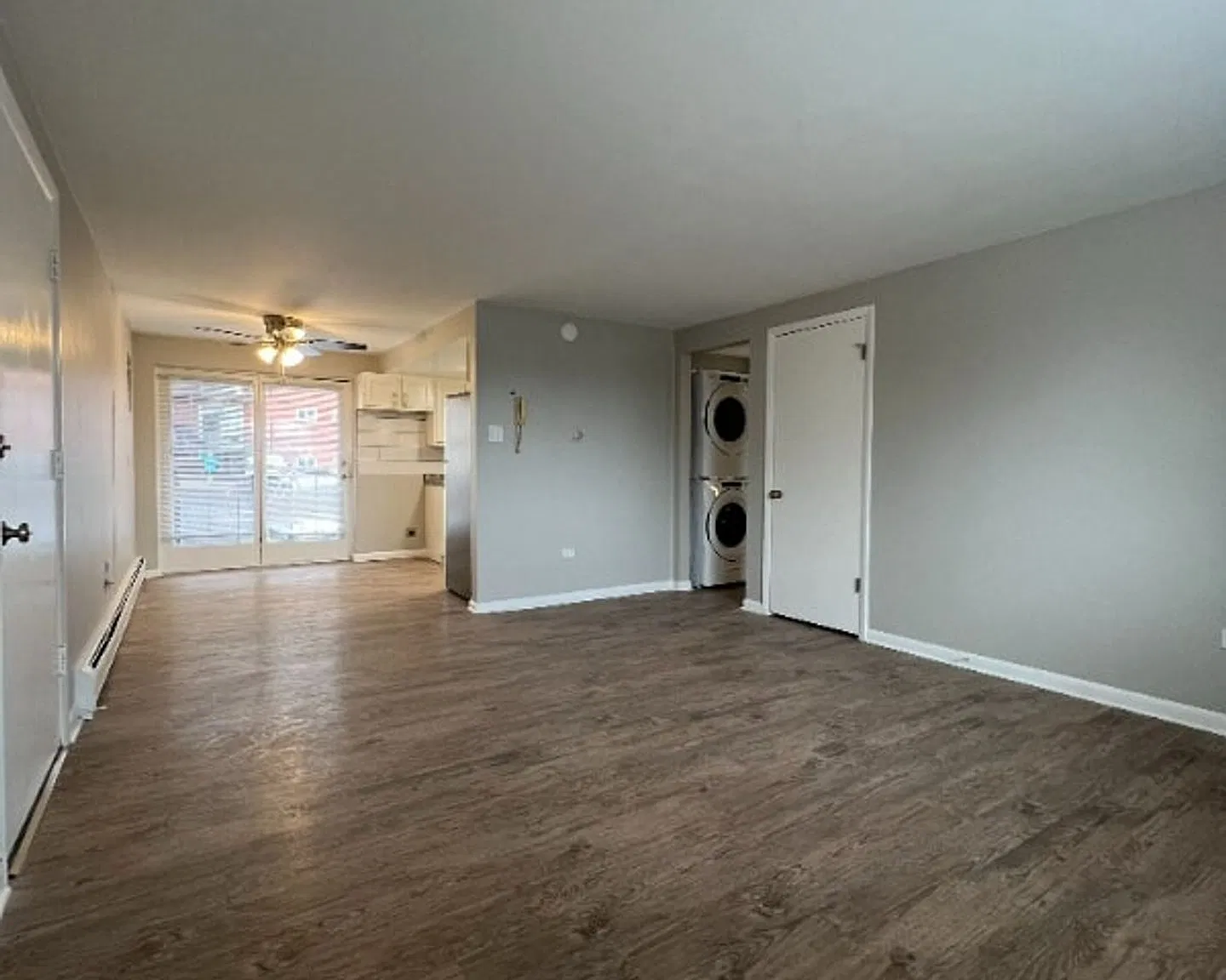 Beautifully Remodeled, Spacious 3 Bedroom Apartment with In-Unit Laundry and A/C. — Photo 4
