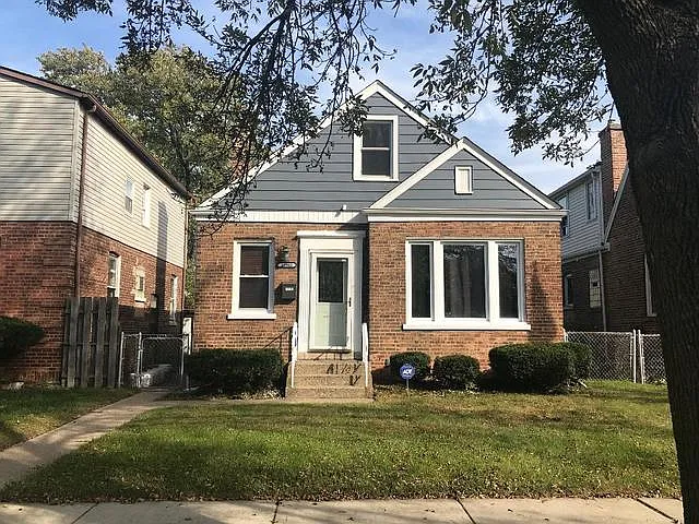 10905 S Avenue C photo 1