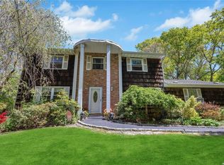383 Hoffman Ln, Hauppauge, NY 11788