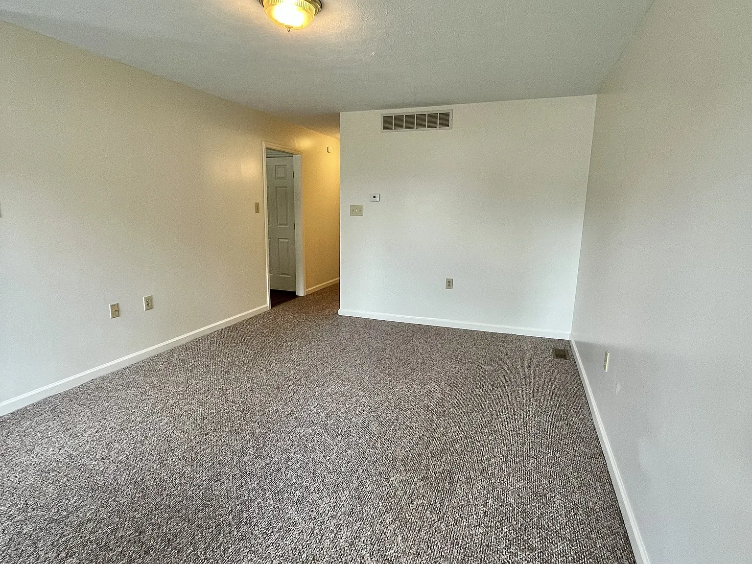 2 bed, 1000 sqft, $1,150 — Photo 2