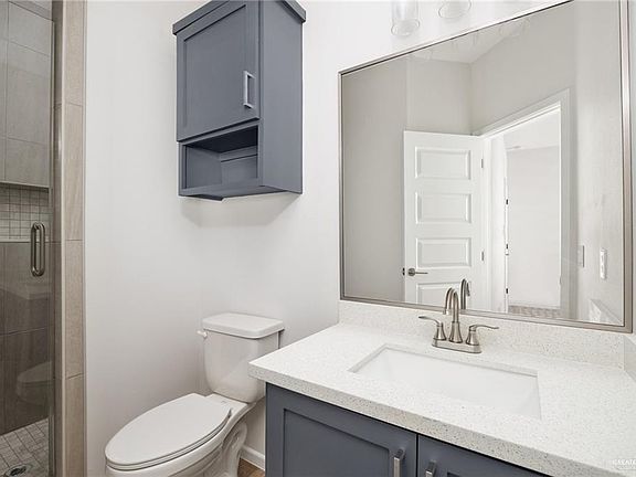 5th image of 907 N Clarence Ave