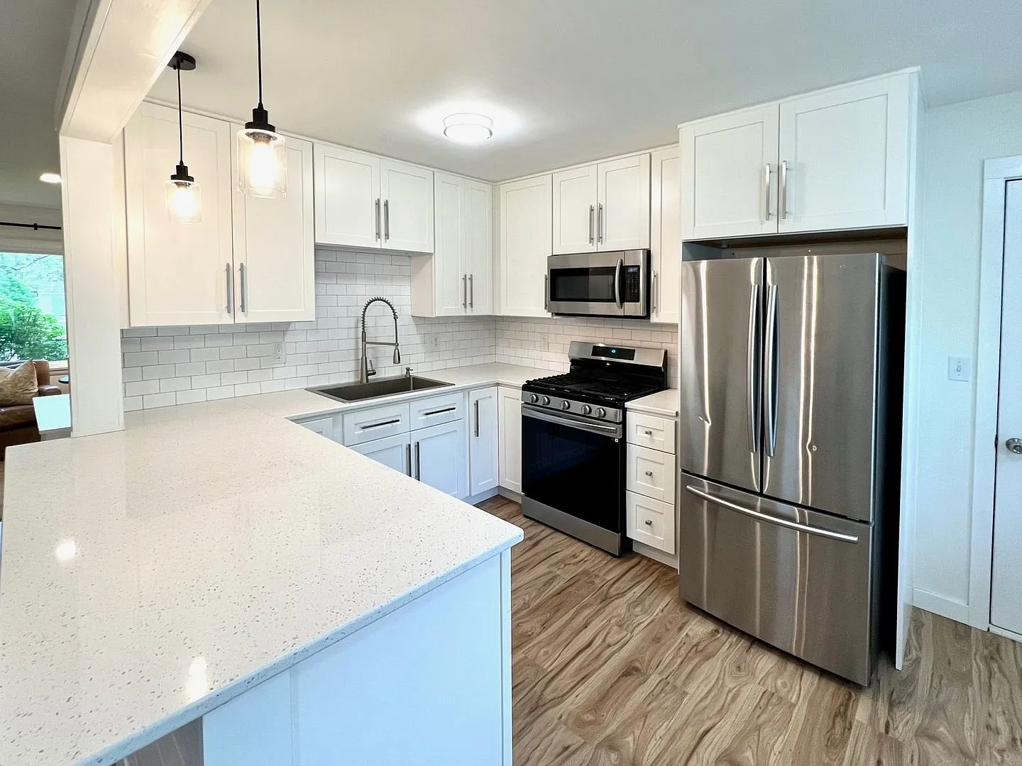 Completely renovated! Forest Hills Eastern Schools — Photo 2