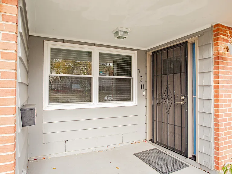 720 Durham Ln — Photo 2