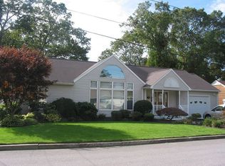 52 Manor Rd, Cranston, RI 02920